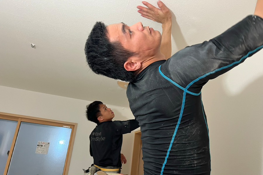 未経験から立派なクロス職人へ！